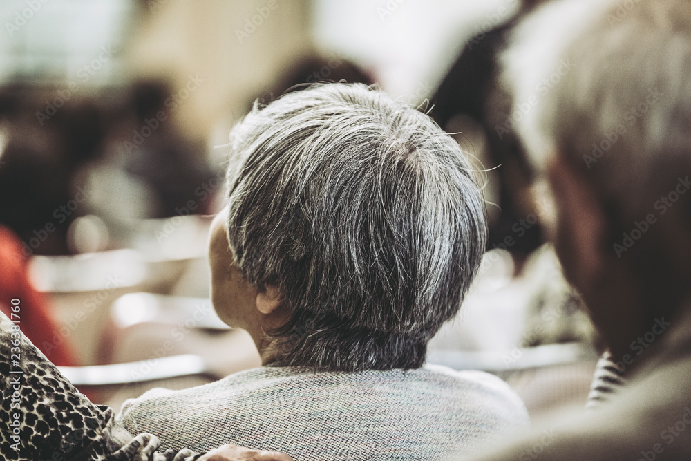 椅子に座っている高齢者の後ろ姿 Stock Photo Adobe Stock