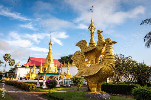 Foto Sculptures of magic birds at Watthai Wattanaram temple, Mae Sot, Tak, Thailand