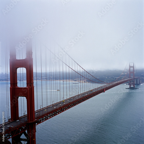 Fototapeta Naklejka Na Ścianę i Meble -  golden gate bridge in the fog