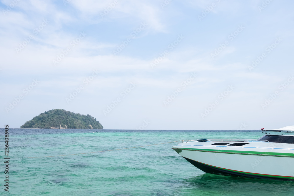 Naklejka premium Transportation in ocean boat on sea water.