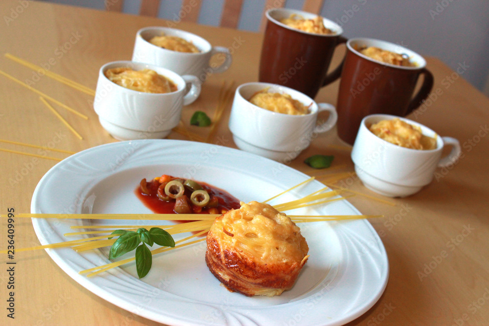 Spaghetti Muffins, Kochrezept, Teller und Tassen Spaghetti Muffins, Kochrezept, Teller und Tassen