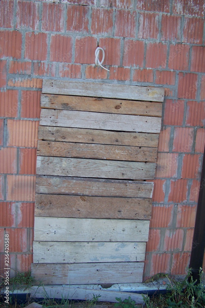 Obraz premium A temporary plank door