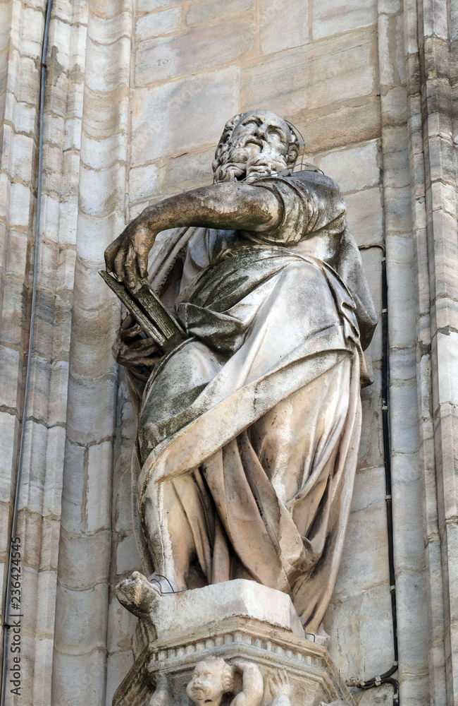 Obraz premium Statue of Saint on the facade of the Milan Cathedral, Duomo di Santa Maria Nascente, Milan, Lombardy, Italy
