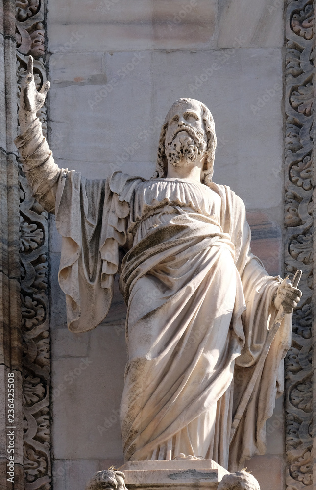 Apostle, statue on the facade of the Milan Cathedral, Duomo di Santa Maria Nascente, Milan, Lombardy, Italy