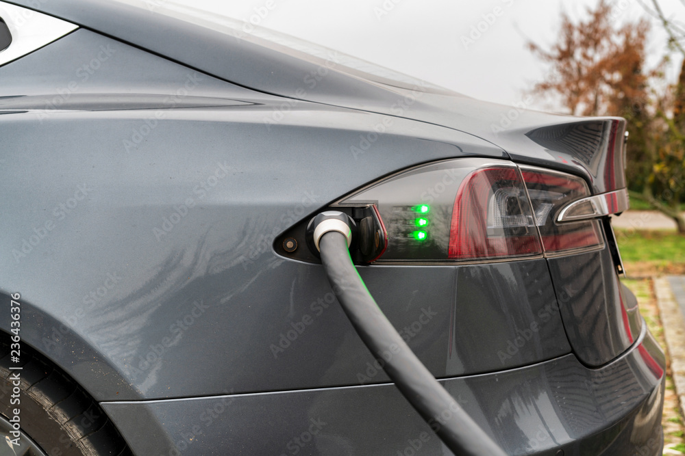 Obraz premium Auto an einer Stromtankstelle