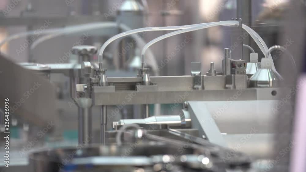 Filling and closing machine for processing disposable double-chamber syringes, vials, and cartridges in nests Filling and closing machine for processing disposable double-chamber syringes, vials, and cartridges in nests