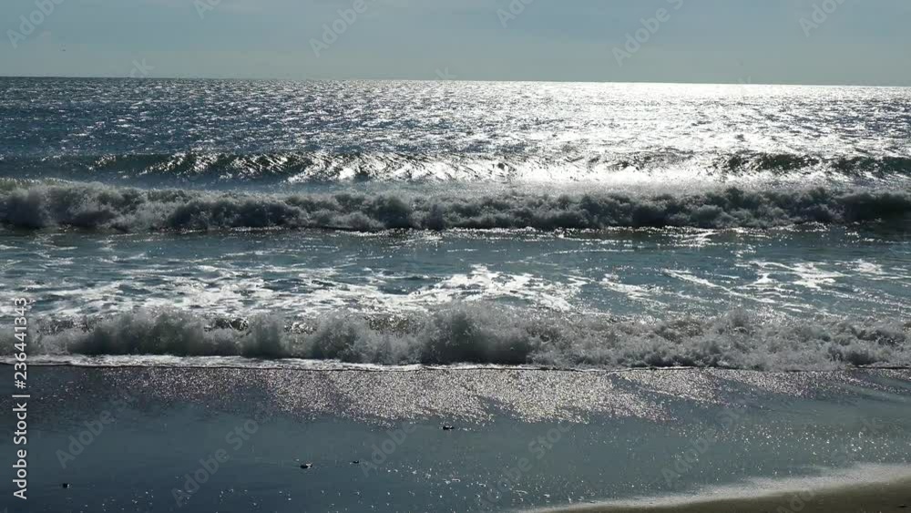 Sunlight shines in the sea. The sea is excited. Sunlight shines in the sea. The sea is excited.