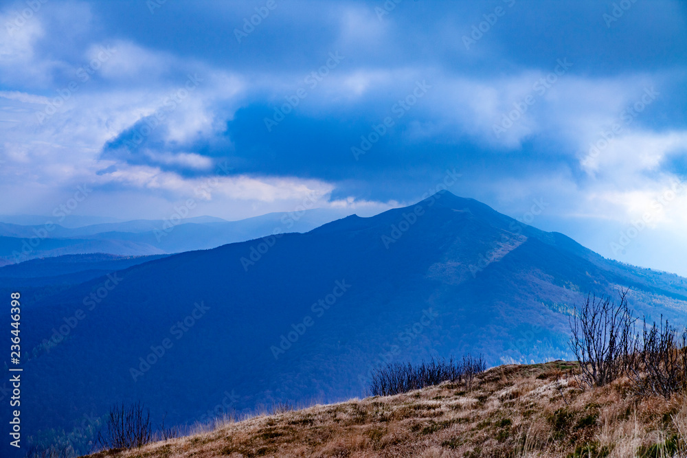 Obraz premium Landscape of autumnal peaks of the Carpathians.