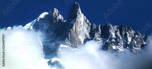 Schilderij op canvas L'aiguille des Drus, aiguille Verte, arêtes des flammes de pierre