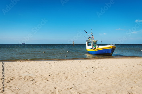 Fototapeta Naklejka Na Ścianę i Meble -  kuter rybacki na brzegu morza Bałtyckiego