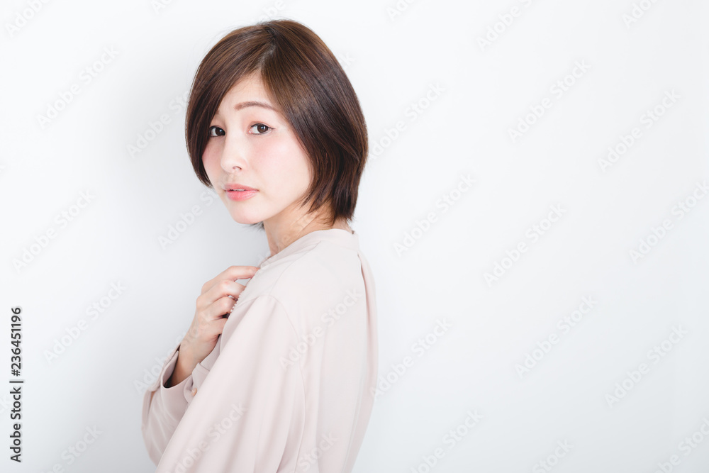 女性・カジュアル・白バック