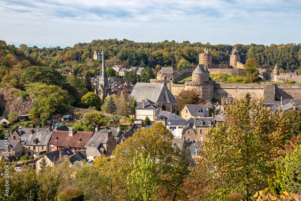 Fougères. Vue panoramique du château et des toits depuis le  jardin public de l'église Saint-Léonard.
