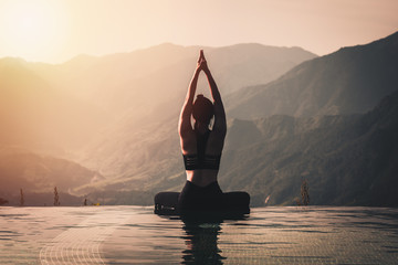 Crédence de cuisine Sport Yoga lotus piscine sommet montagne matin  © 220 Selfmade studio