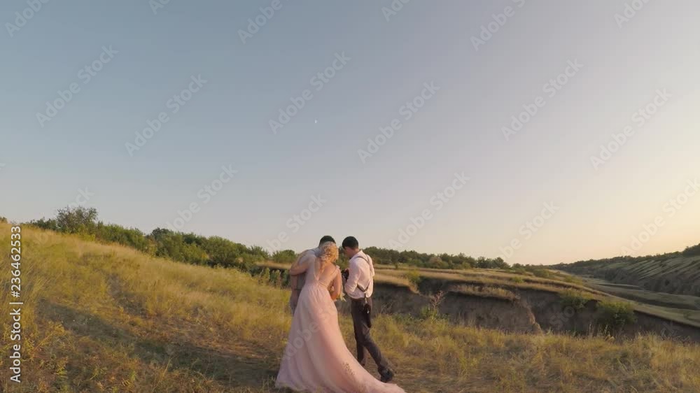 wedding photographer takes pictures of the bride and groom wedding photographer takes pictures of the bride and groom