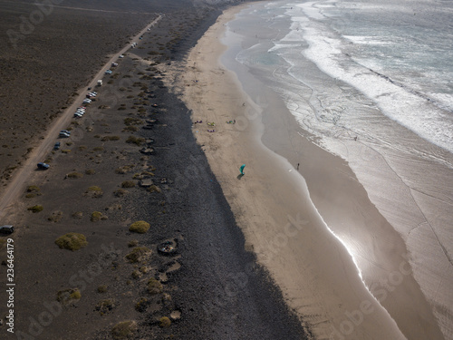 Vista aerea della spiaggia di Famara  Lanzarote  isole Canarie  Spagna. Kite surfer. Sport acquatici