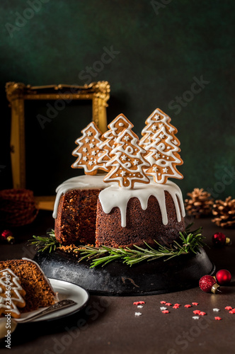Foto Gingerbread Cake Decorated with Biscuits