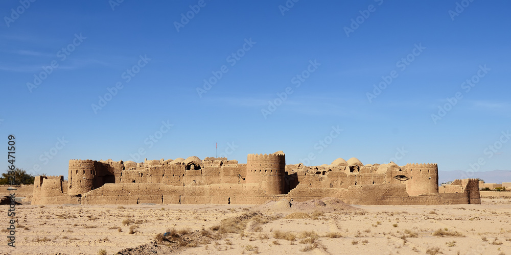 Saryazd castle was once used as a giant safety deposit box for the protection of grains, jewellery and other valuablesdeserts near the Yazd city in Iran.