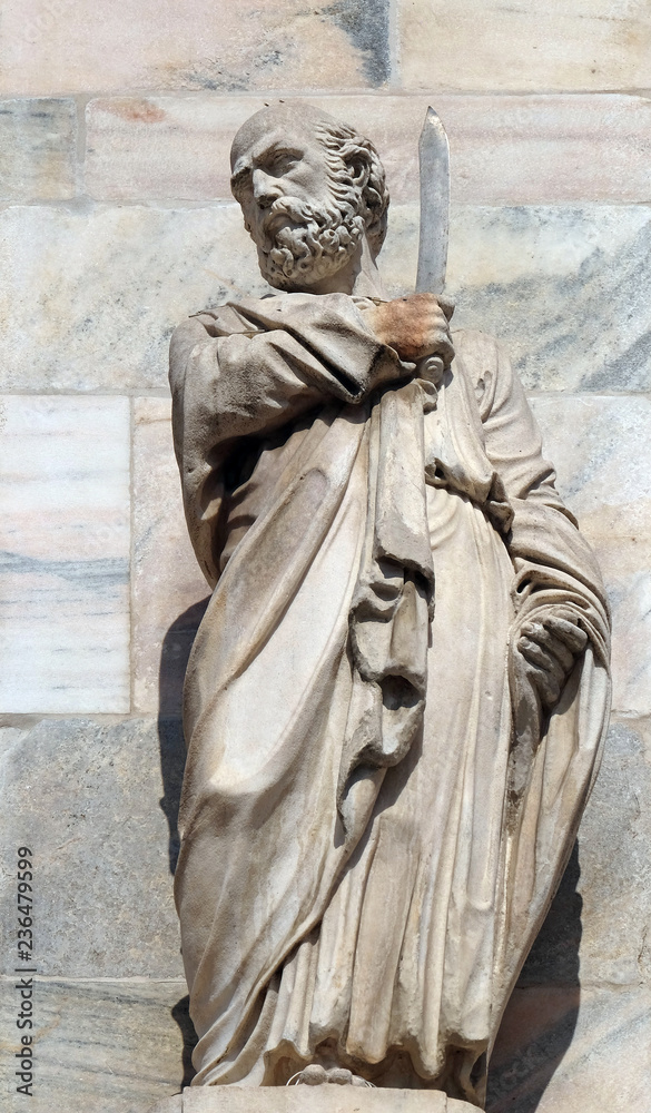 Obraz premium Saint Bartholomew the Apostle, statue on the Milan Cathedral, Duomo di Santa Maria Nascente, Milan, Lombardy, Italy