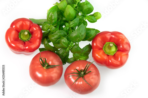 Czerwone warzywa z bazylią