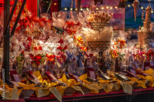 Bunte Vielfalt an Süßigkeiten auf dem Weihnachtsmarkt  in Salzburg, Österreich