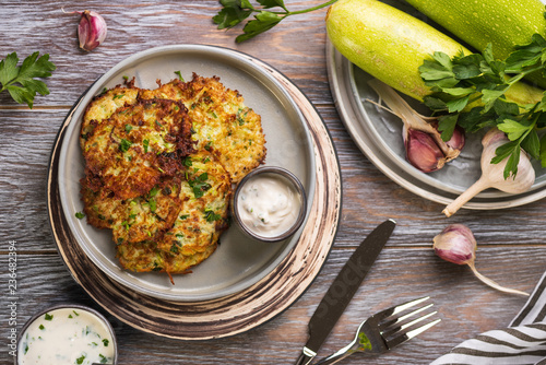 Obraz na płótnie zucchini fritters on wooden table w salonie