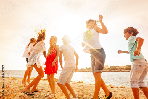 Canvas Print Happy teenagers having fun during beach party