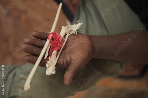 Fotografie vulture bone medicine on african hand