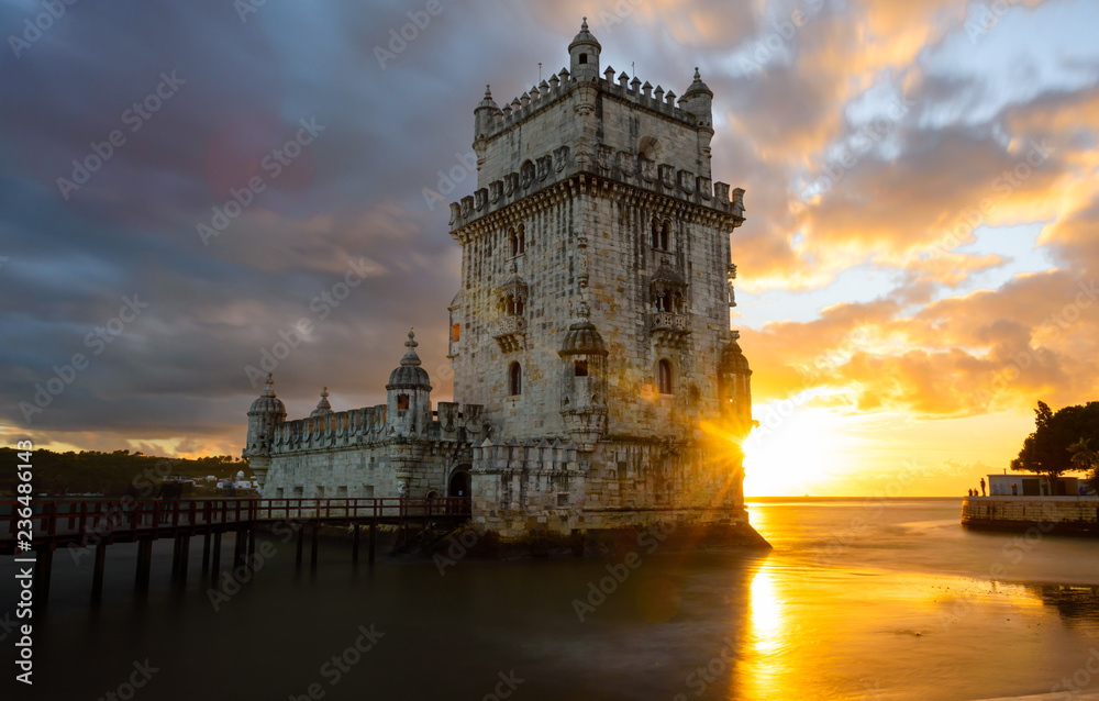 Sonnenstrahlen scheinen hinter Torre de Belém hervor