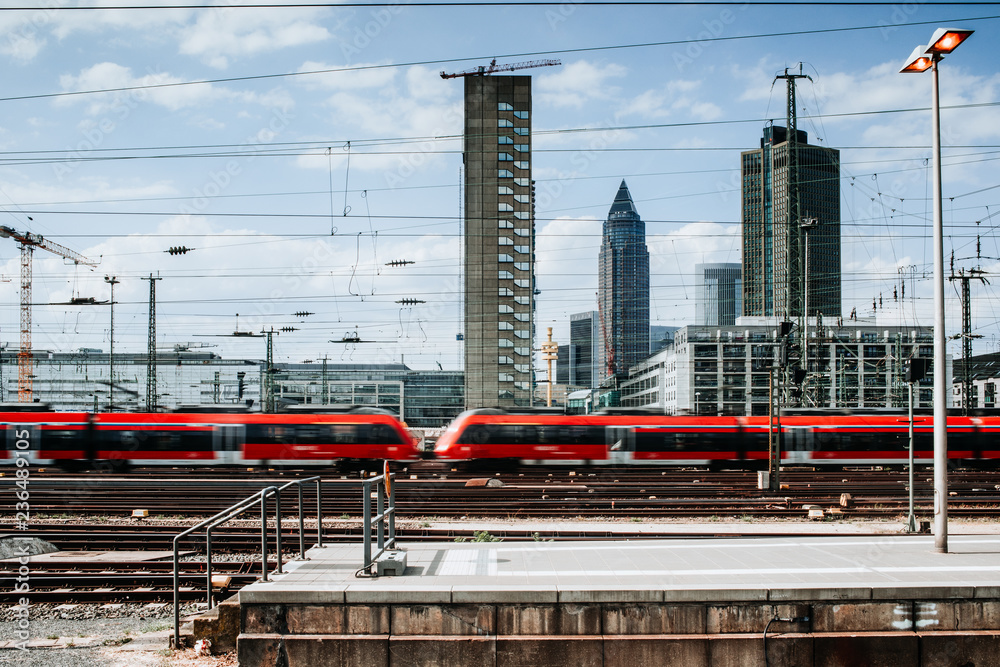 Züge am Frankfurter Bahnhof  - obrazy, fototapety, plakaty 