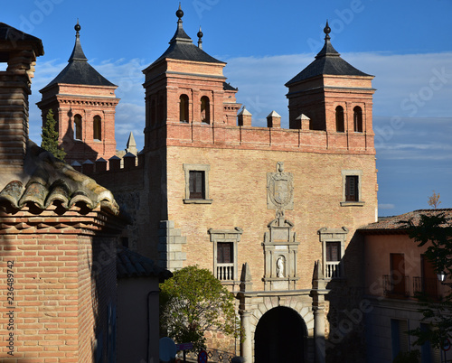 Tours carrées de la Puerta del Cambron à Tolède, Espagne photo