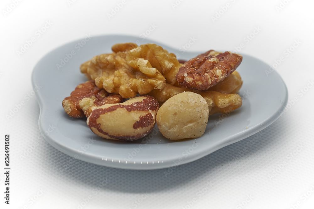 alimentación y comida. frutos secos y semillas con fondo en blanco y negro, nueces girasol chia alimentación y comida. frutos secos y semillas con fondo en blanco y negro, nueces girasol chia