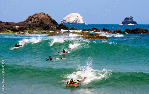 Surferos practicando surfing en las olas.