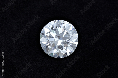 Фотография loose brilliant round diamonds on black velvet box
