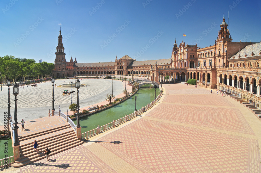 Fototapeta premium Plaza de Espana (Place d' Espagne), built between 1914 and 1928 by the architect Anibal Gonzalez, Sevilla, Andalucia, Spain.