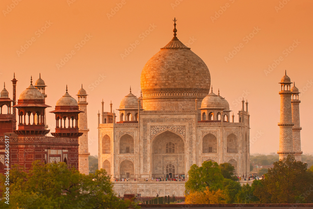 Taj mahal in august hi-res stock photography and images - Alamy
