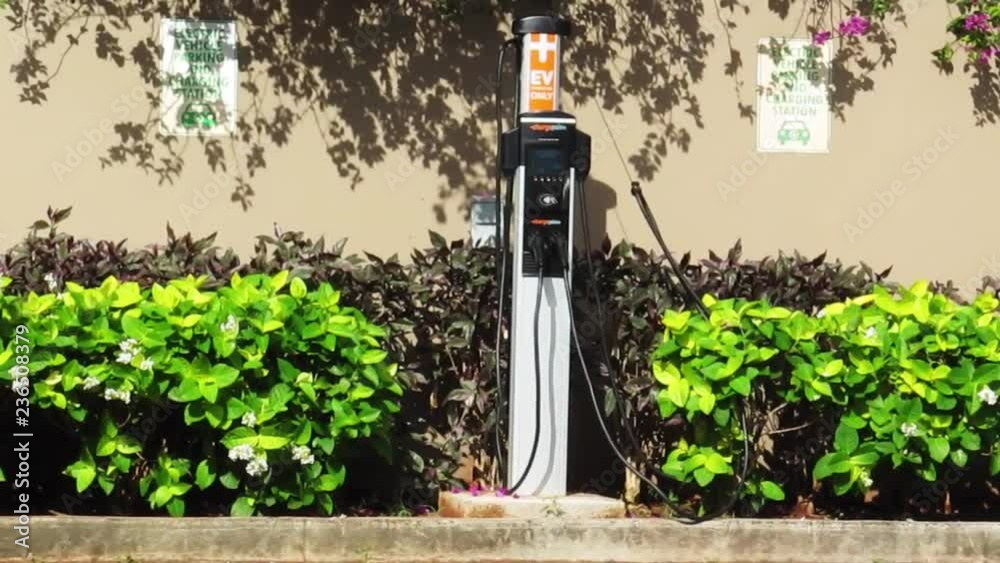 Electric Vehicle Charging Station on the Island of Oahu, Hawaii. vídeo do Stock Adobe Stock