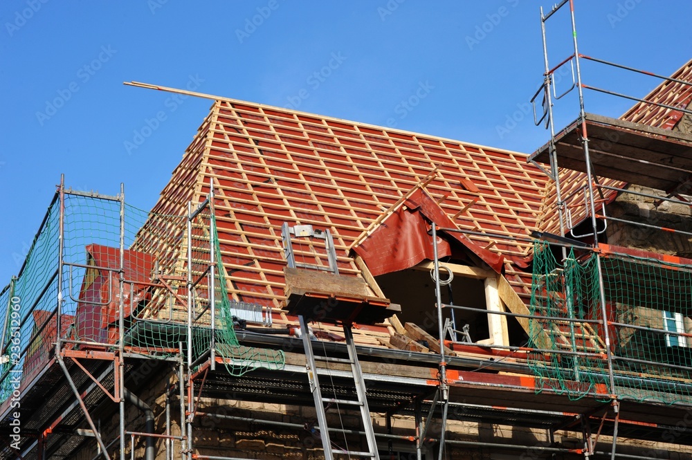 Altbausanierung: Neueindeckung und Windisolierung des Dachs eines alten Hauses