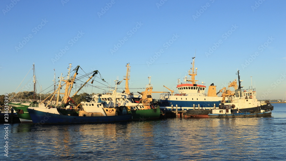 Schiffe im Hafen von Stellendam
