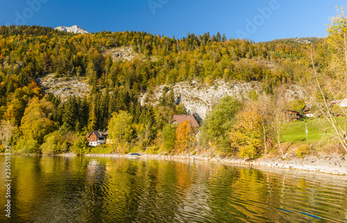 Fototapeta Naklejka Na Ścianę i Meble -  Idyllic autumn scene in Grundlsee lake. Location: resort Grundlsee, Liezen District of Styria, Austria, Alps. Europe.
