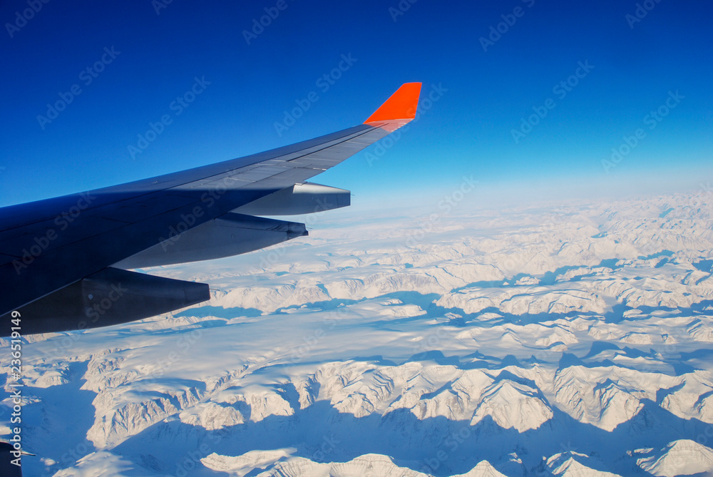 Obraz premium Wing aircraft over the mountains of Greenland