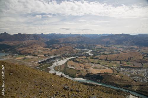 Fluss durch dürre Wiesen