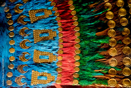 detalle de plumas de quetzal del penacho del moctezuma azteca mexicano photo