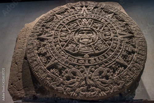 Piedra de Calendario azteca mexicano, escultura en piedra con el sol y jeroglíficos mexicanos