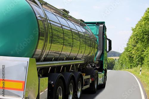 Tanklastwagen unterwegs auf Landstraße - Lebensmitteltransport