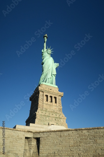 New York Freiheitsstatue mit strahlend blauem Himmel