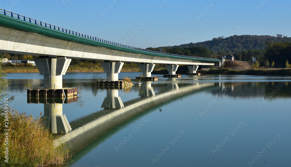 Fototapeta premium Le viaduc Oise-Aisne, également appelé viaduc de Compiègne, est un viaduc situé sur le territoire des communes de Clairoix et de Choisy-au-Bac à l'est de Compiègne dans l'Oise.