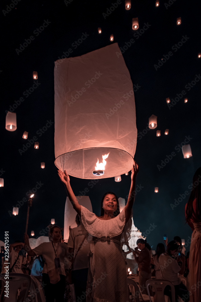 Foto de young woman release white lantern in the sky, Chiang Mai
