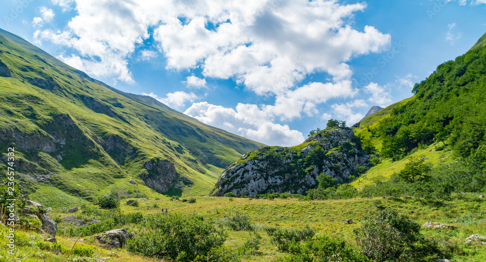 Fototapeta premium Vista dal sentiero 151 da Foce al lago di Pilato