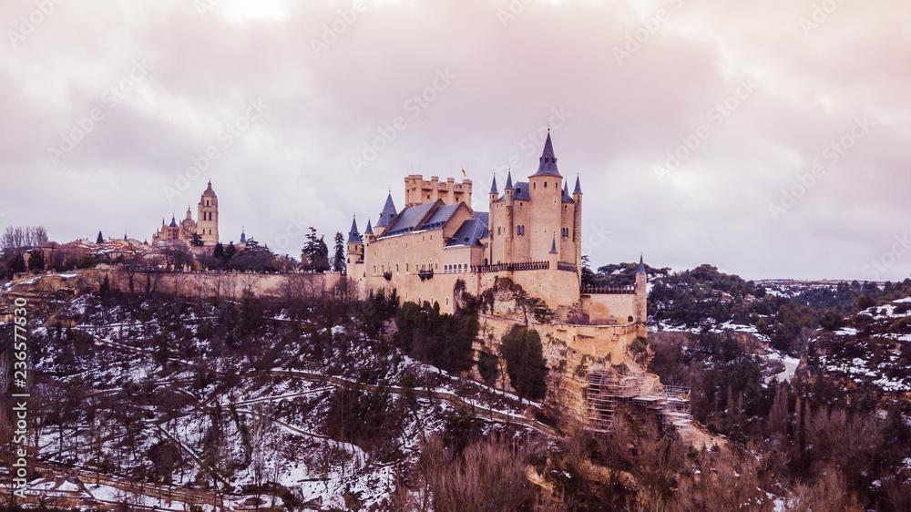 Vista aerea del Alcazar de Segovia con nieve, España