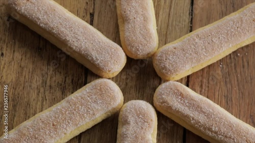 A star of ladyfingers or sponge fingers rotates, Closeup